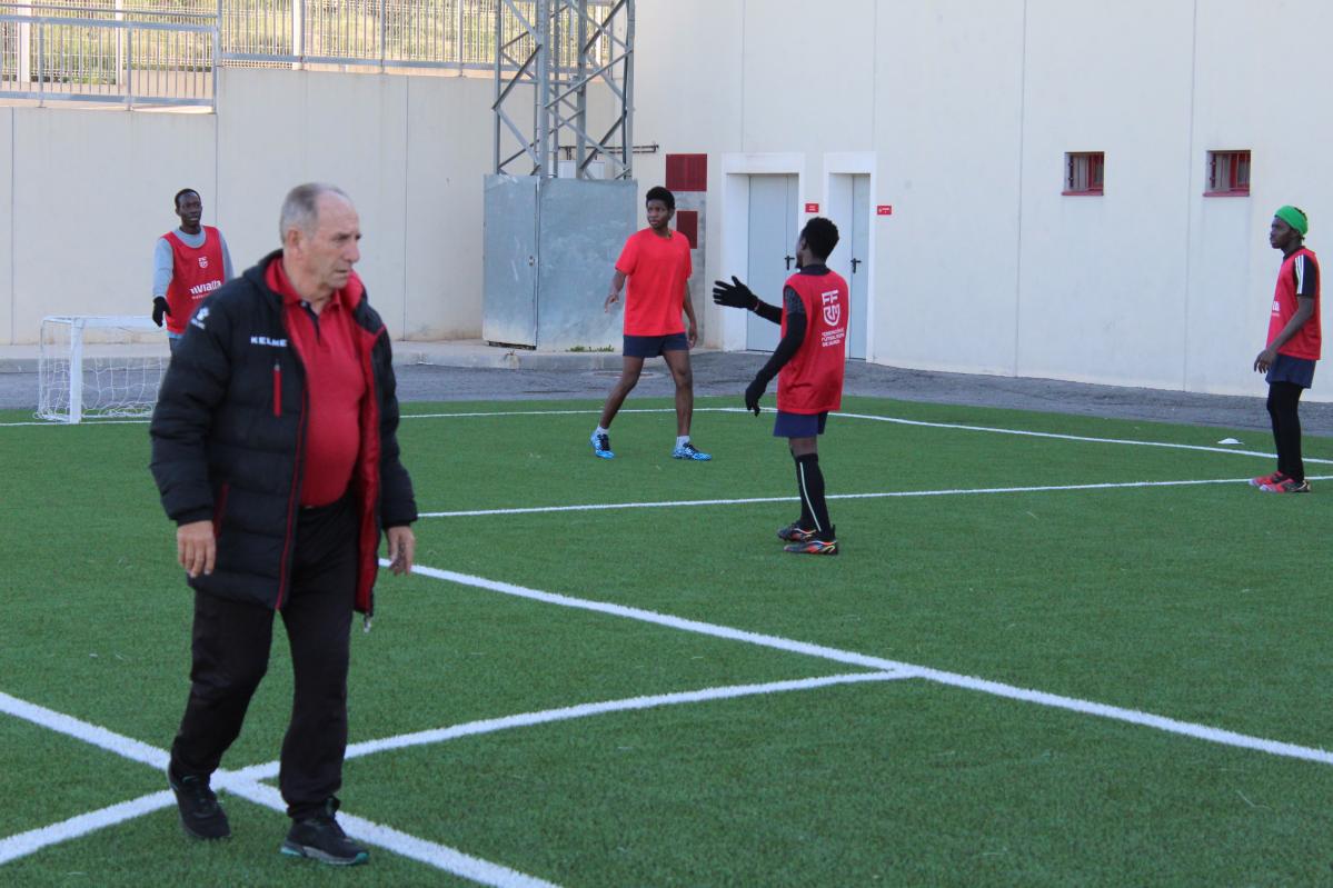 Juan Pedro voluntario entrenador entrenando con solicitantes de PI