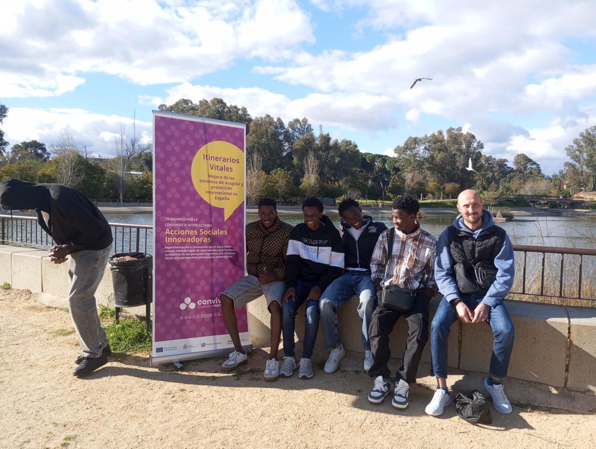 itinerarios vitales mejora de los sistemas de acogida y p`rotección internacional, chicos migrantes en un parque