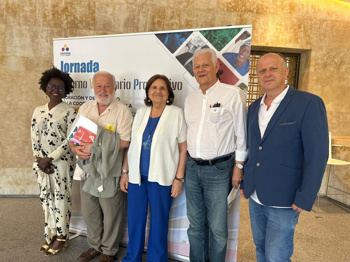ornada sobre Migración y Desarrollo en la Cooperación Española fotografia grupal photocall