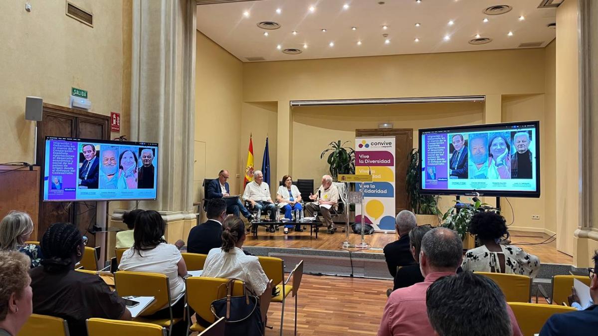 Migración y Desarrollo en el marco de la Cooperación Española. Aportaciones al desarrollo económico y social de los países de origen desde el enfoque del Codesarrollo.  D. Carlos Giménez Romero. Catedrático Emérito de Antropología Social. Director del Instituto Universitario de Investigación sobre Migraciones, Etnicidad y Desarrollo Social (IMEDES).  D. Juan Antonio Márquez Dominguez. Catedrático y Director del Instituto de Desarrollo Local de la Universidad de Huelva.  Dña. Rosalía Guntín Ubiergo. Vicepres
