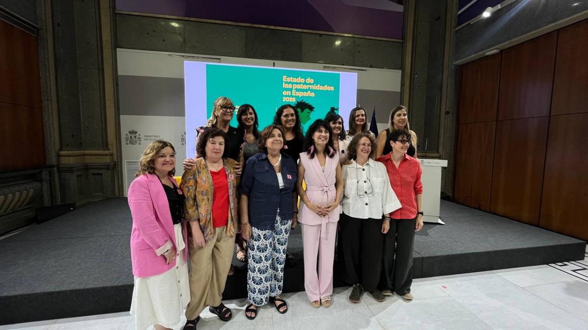 foto final de grupo en el evento sobre cuidados y paternidades en el evento en el ministerio de igualdad
