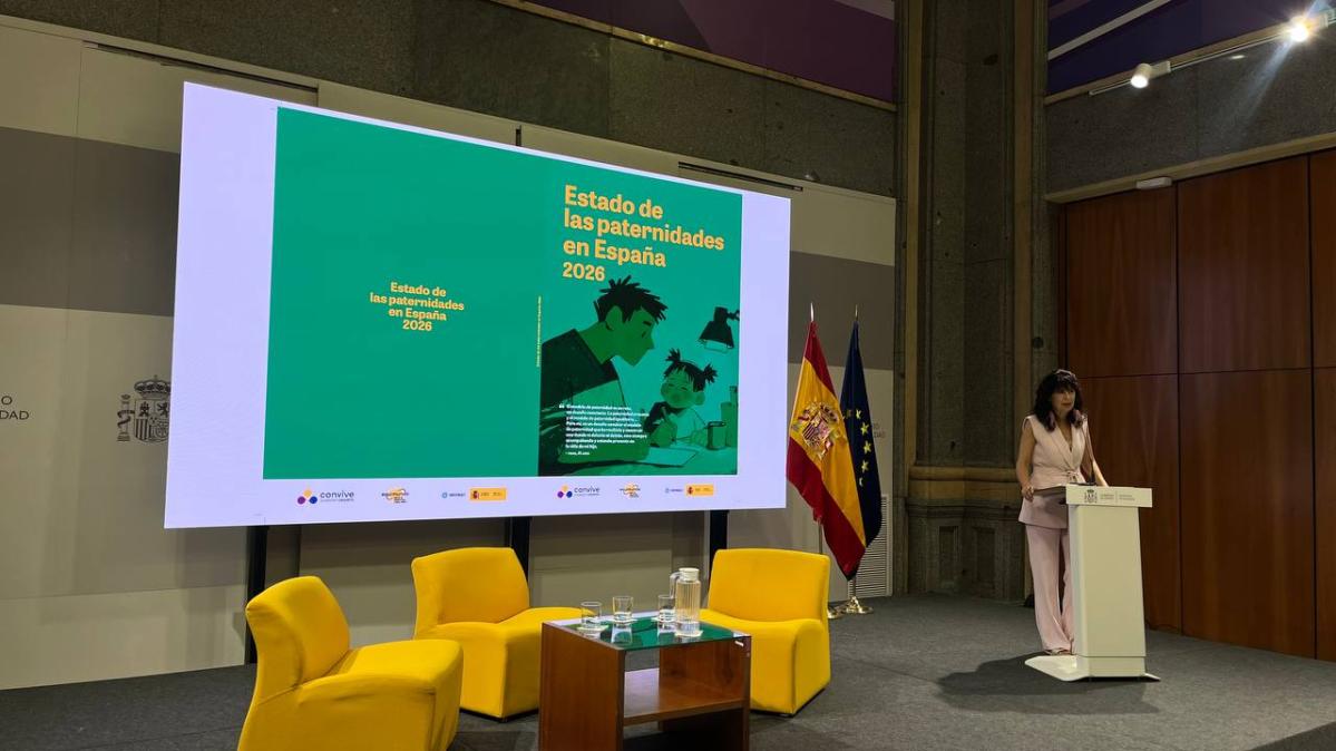 Ministra de igualdad hablando del informe de Cepaim sobre paternidades