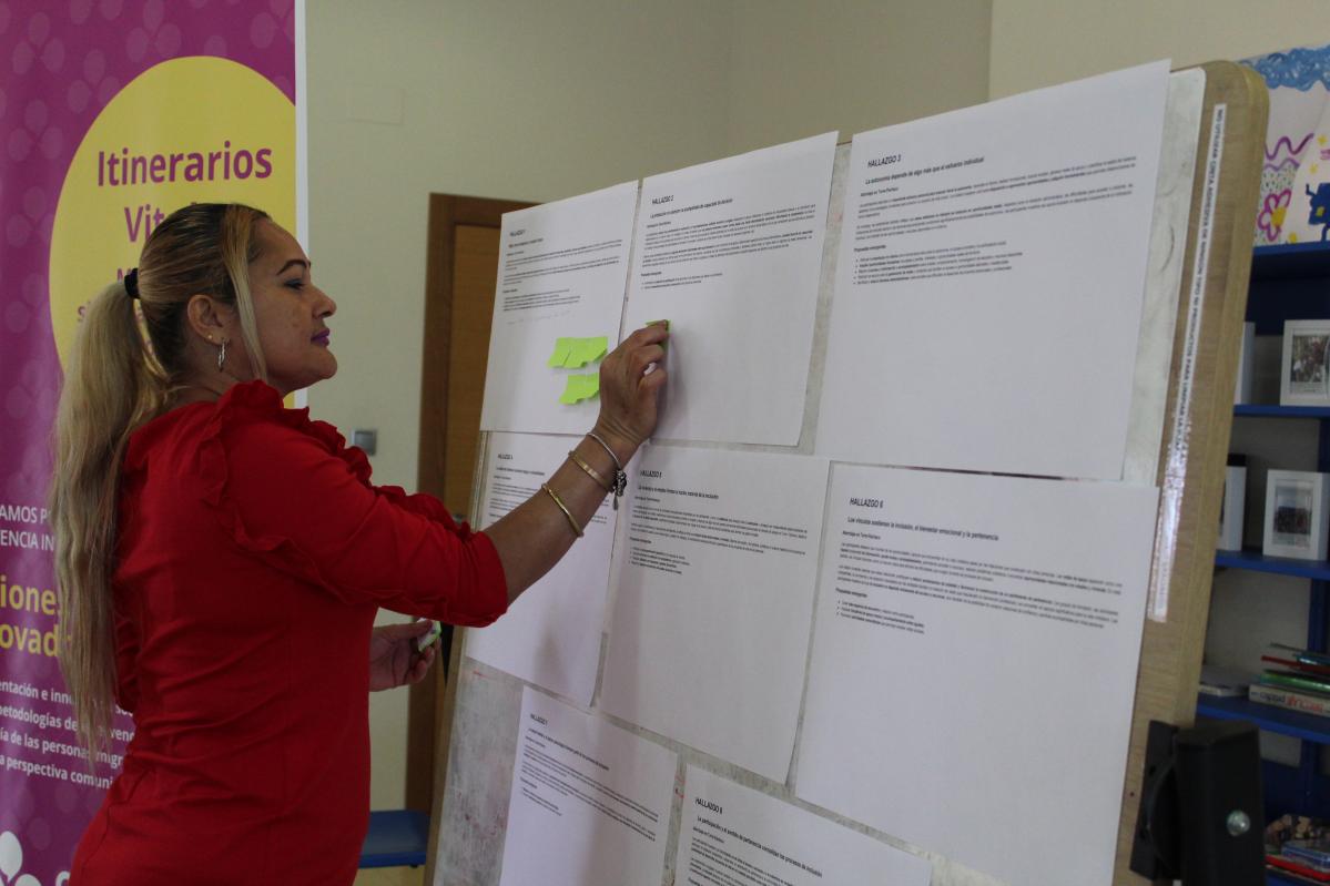Mujer participante de la investigación itinerarios vitales poniendo pos-its