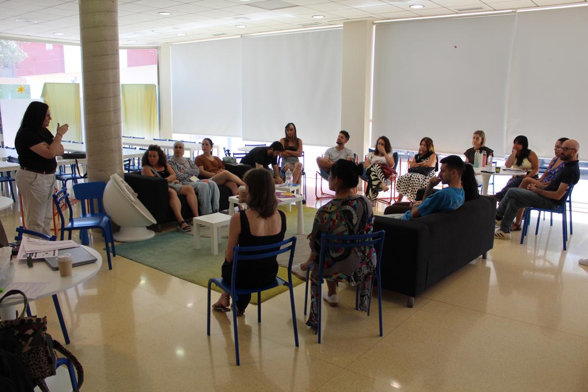 Itinerarios vitales sala con participantes y la coordinadora