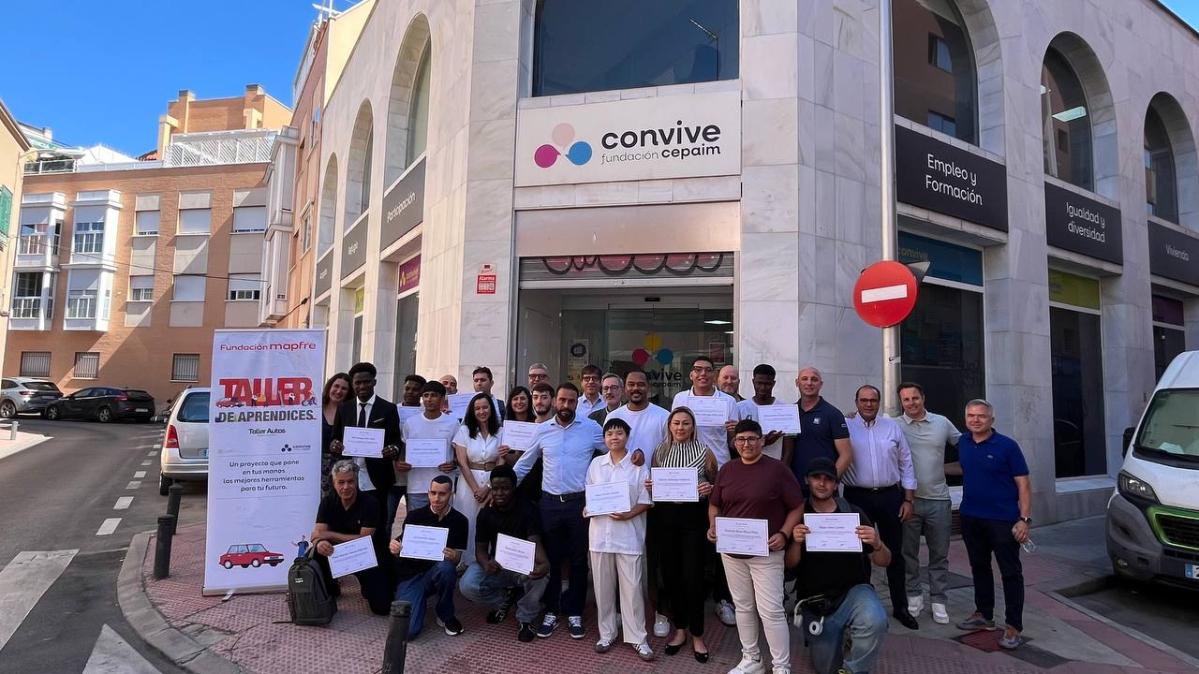 entrega de diplomas fundación Mapfre y CONVIVE Fundación Cepaim empresas, aprendices de automoción
