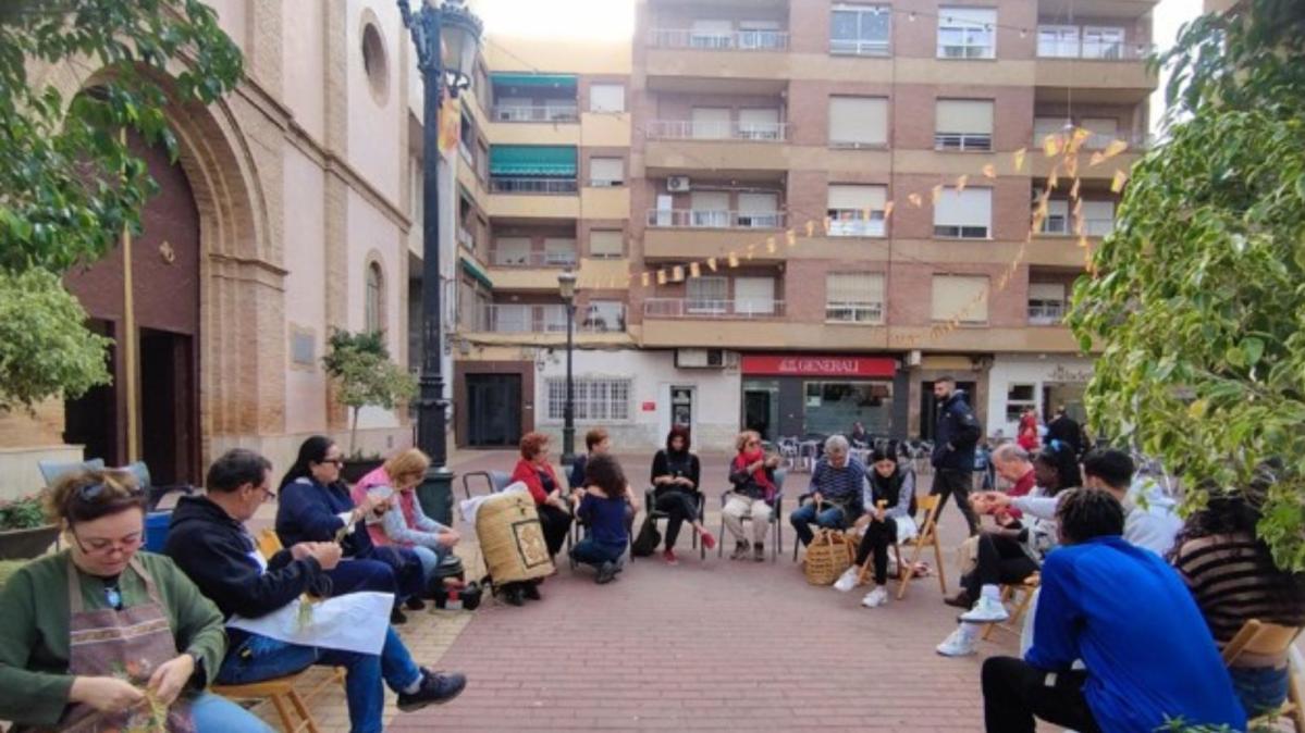 mujeres periferia-s en el pueblo tejiendo