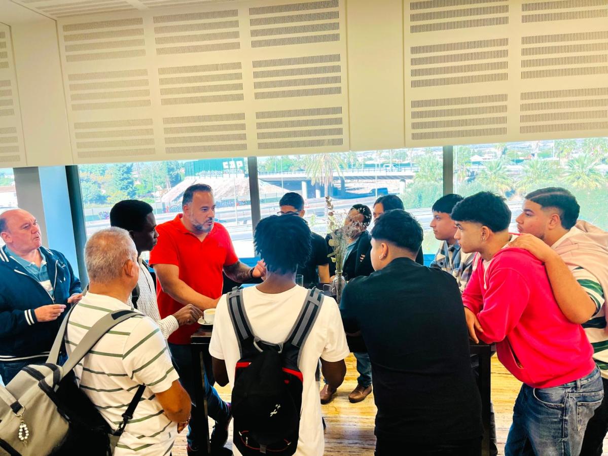 Participantes escuchando FREMM Murcia Taller Aprendices Autos con Fundación Mapfre 