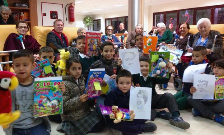 encuentro intergeneracional en Lorca entrega de Regalos a menores web