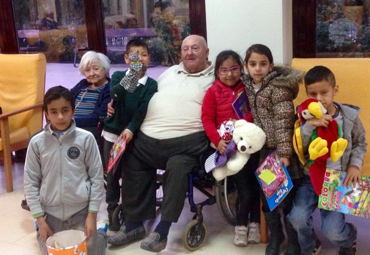 encuentro intergeneracional en Lorca entrega de Regalos a menores web2