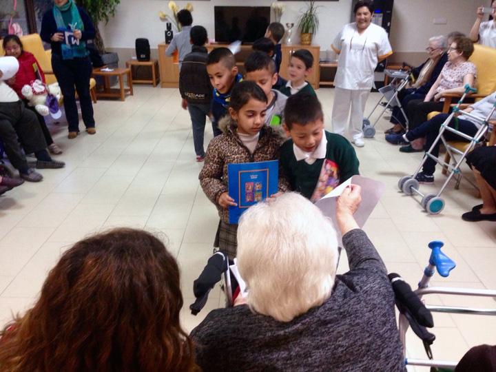 encuentro intergeneracional en Lorca entrega de Regalos a menores