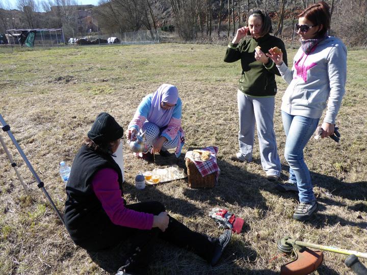 Te y pastas en huerto comunitario social cepaim molina de aragon