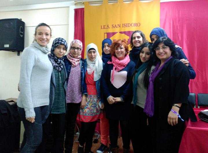 Encuentro grupo mujeres estudiantes musulmanes y escritora persa nazanin en cartagena 2