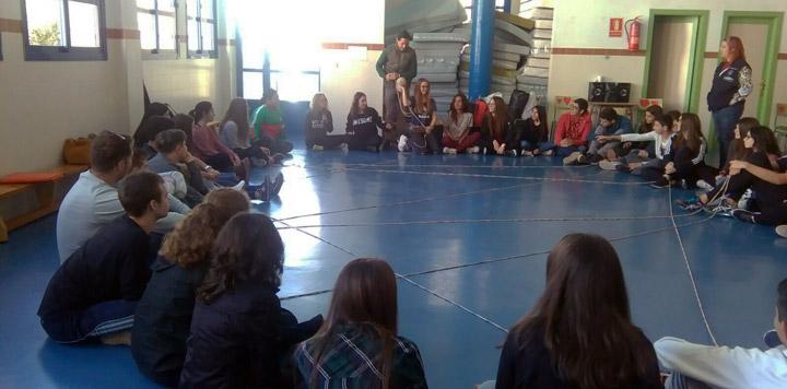Dinámica gimnasio  fundacion Cepaim Nijar en Almeria contra la discriminación