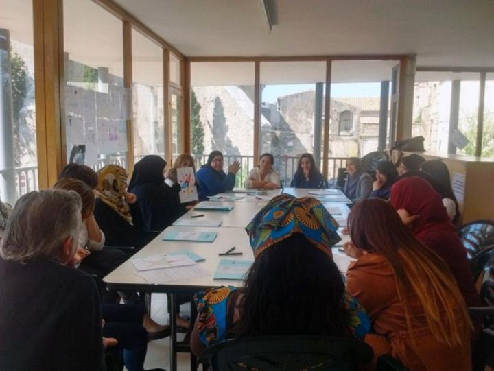 Mujeres participando Taller Salir Adelante Fundacion Cepaim   Girona