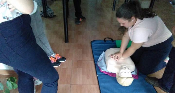 Taller primeroz auxilios jovenes Fundacion Cepaim Sevilla Macarena