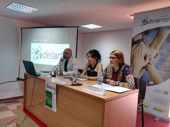 Mesa NNMM Fundacion Cepaim en Merida Programa Adelante