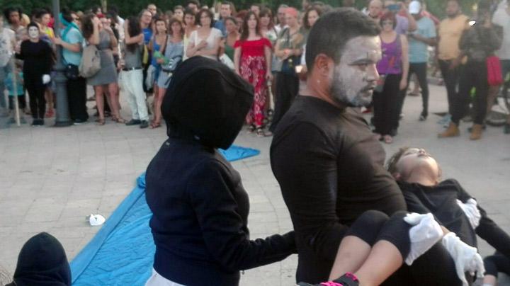 fundacion cepaim en sevilla voces por el refugio performance