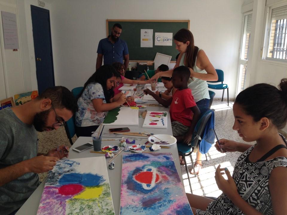 Taller de pintura con los y las participantes de los programas Ítaca Joven y CaixaProinfancia