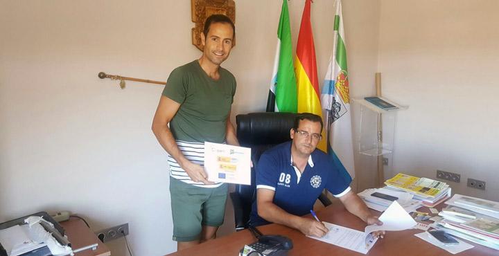 Firma convenio Berrocalejo Fundacion Cepaim Proyecto Nuevos Senderos Cáceres