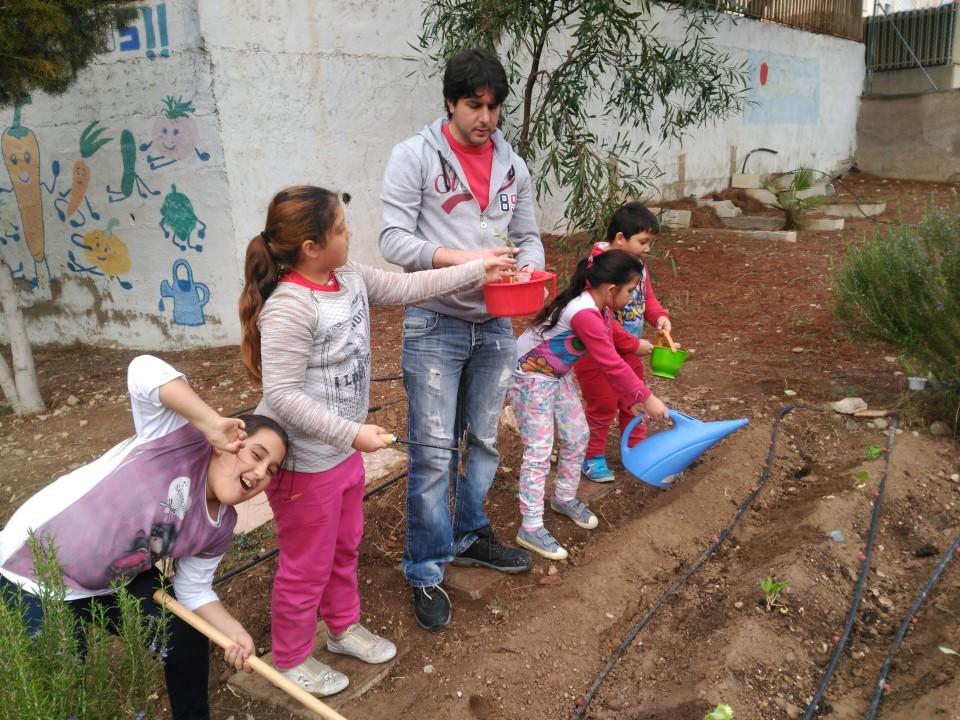 Menores del programa CaixaProinfancia trabajando en el huerto ecológico en Murcia