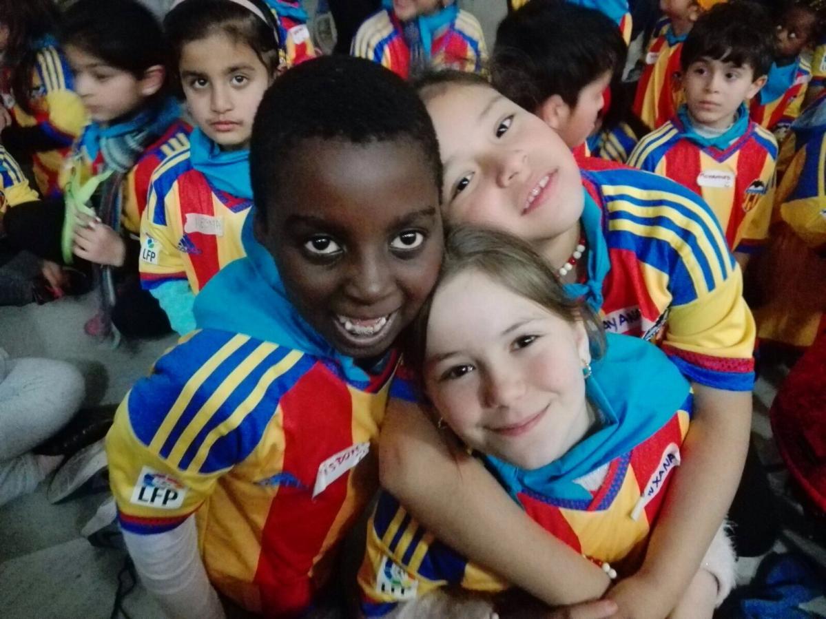 Fiesta navideña con los y las menores del programa CaixaProinfnacia en Valencia gracias a la Fundación Soñar Despierto
