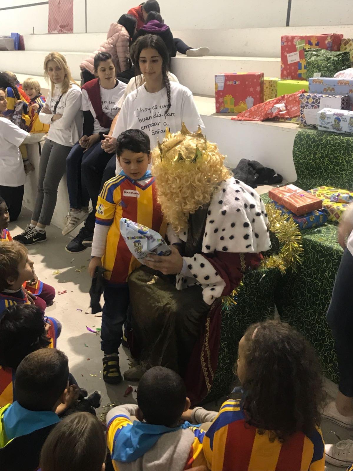 Fiesta navideña con los y las menores del programa CaixaProinfnacia en Valencia gracias a la Fundación Soñar Despierto