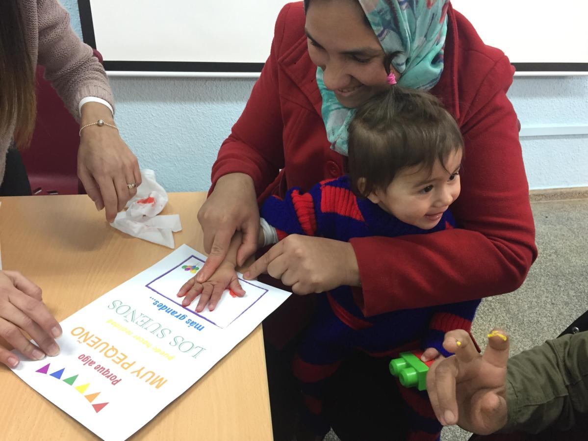 Madres en el taller materno infantil en Molina de Segura