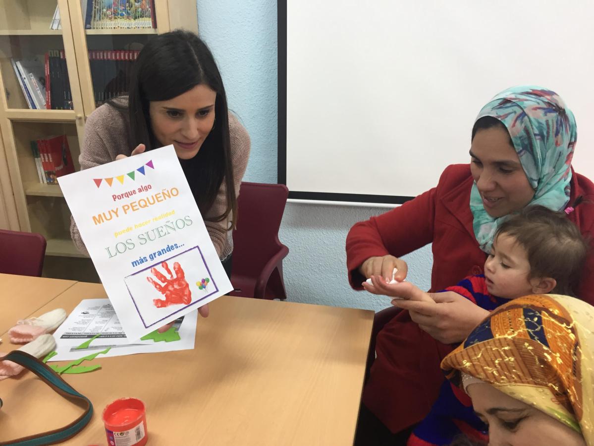 Madres en el taller materno infantil en Molina de Segura