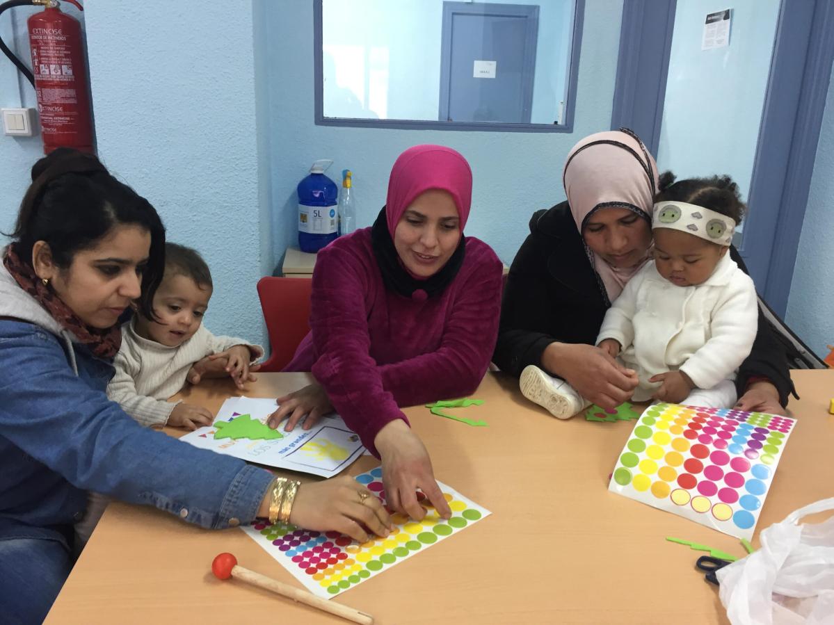 Madres en el taller materno infantil en Molina de Segura