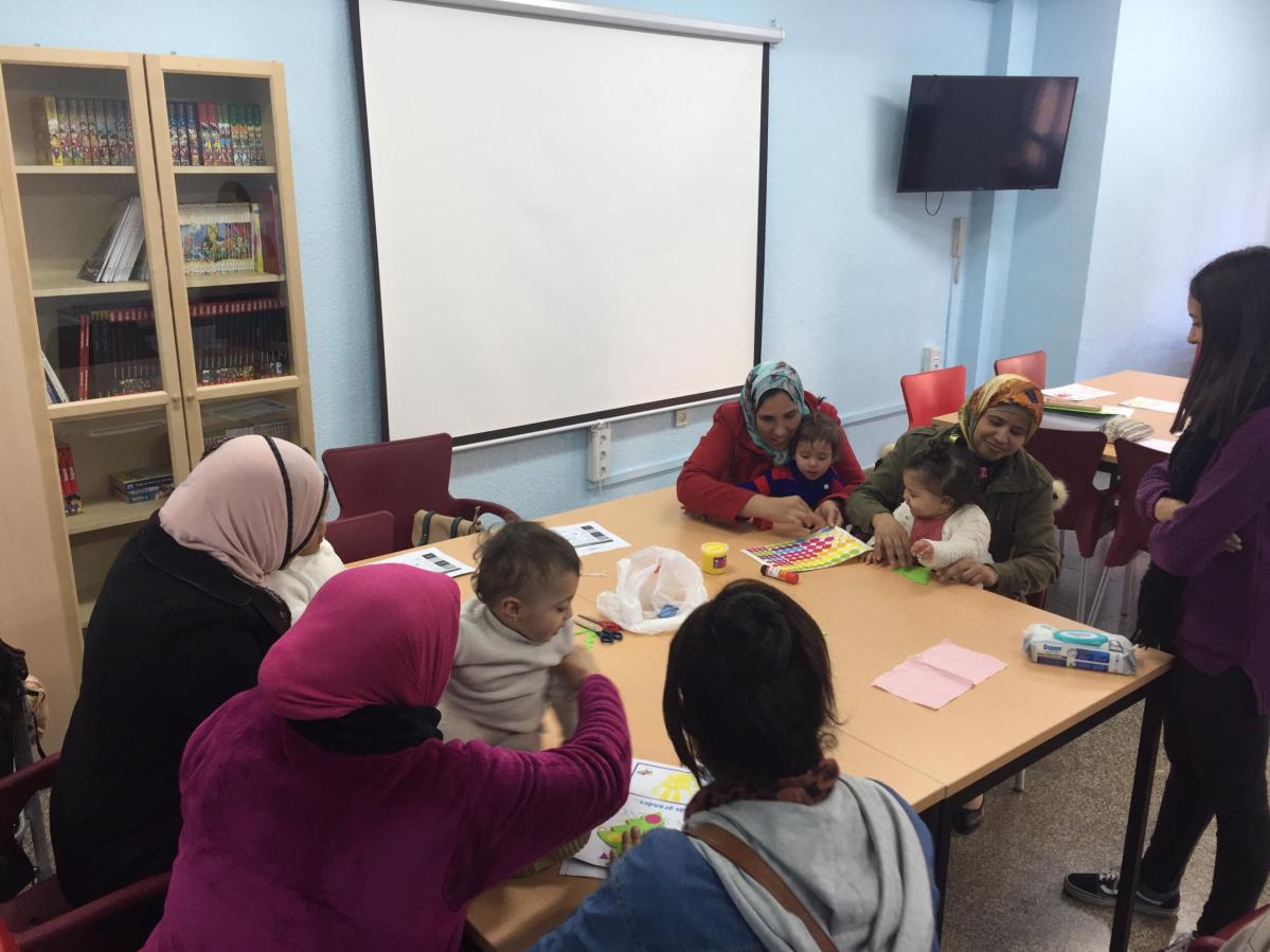 Madres en el taller materno infantil en Molina de Segura