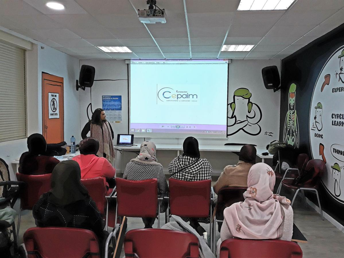 Charla de hábitos saludables y técnicas de estudio en Lorca con familias CaixaProinfancia