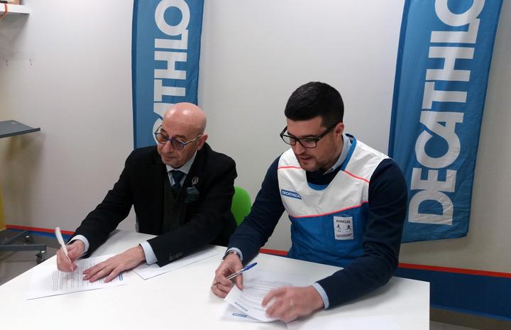 Firma convenio Decathlon