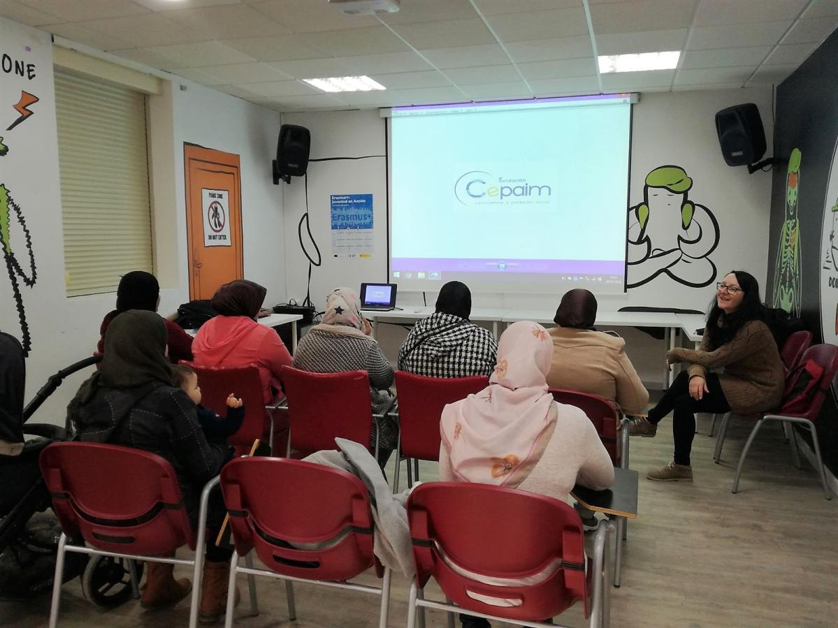 Charla de hábitos saludables y técnicas de estudio en Lorca con familias CaixaProinfancia