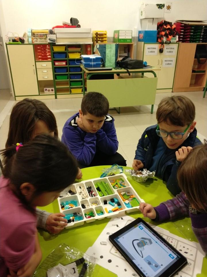 Aprendemos programación y rebotica con menores del programa CaixaProinfancia en Murcia