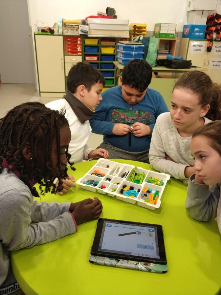 Aprendemos programación y rebotica con menores del programa CaixaProinfancia en Murcia