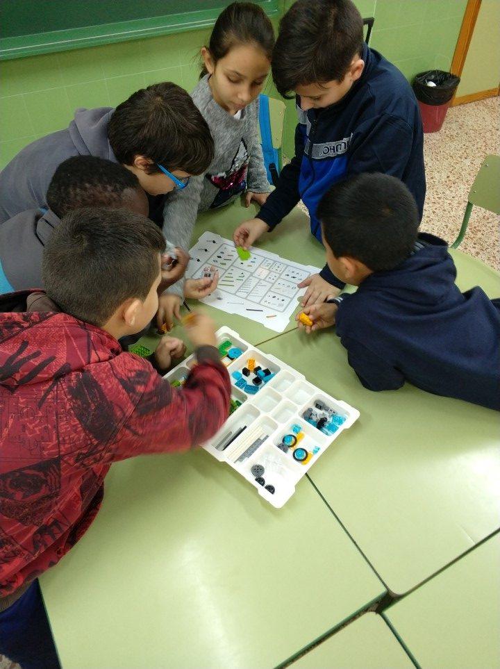Aprendemos programación y rebotica con menores del programa CaixaProinfancia en Murcia