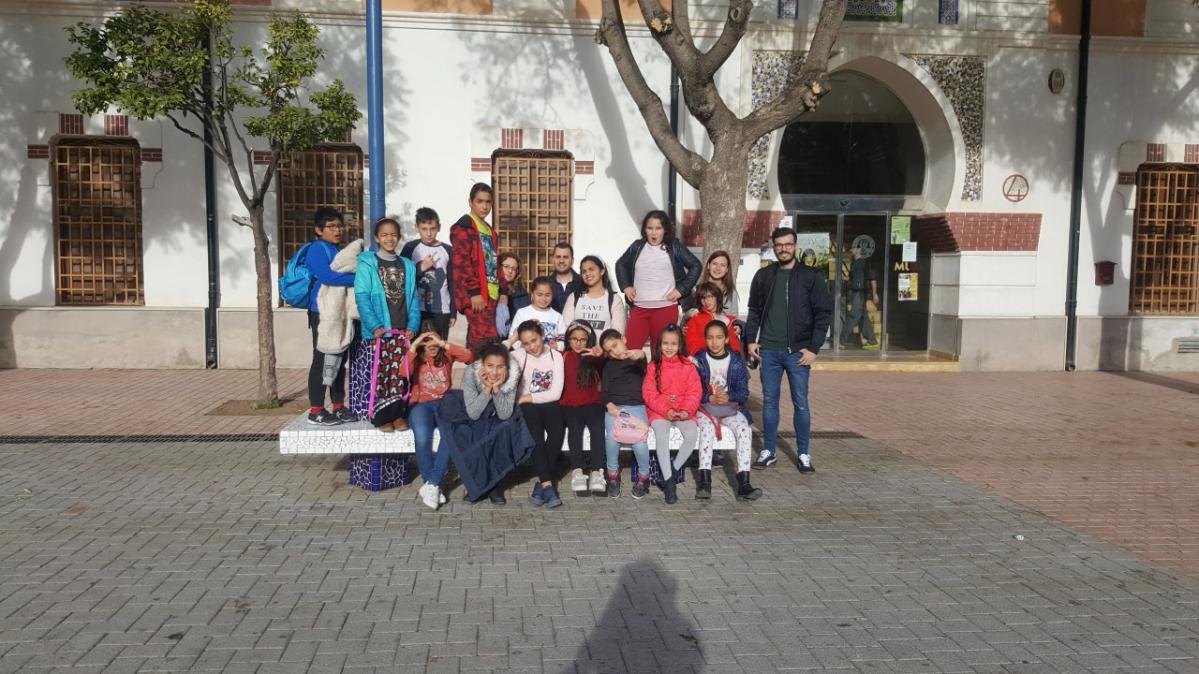 Menores del programa CaixaProinfancia acuden a la exposición "Escuela pública. Futuro de la Educación"