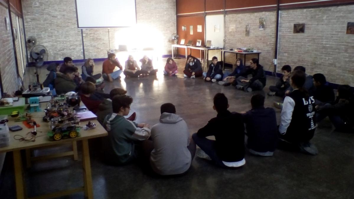 Los y las adolescentes del programa CaixaProinfancia participan del taller de robótica y vuelo de drones en Murcia