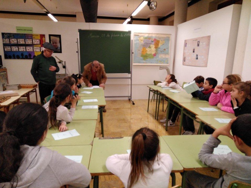 Menores del programa CaixaProinfancia acuden a la exposición "Escuela pública. Futuro de la Educación"