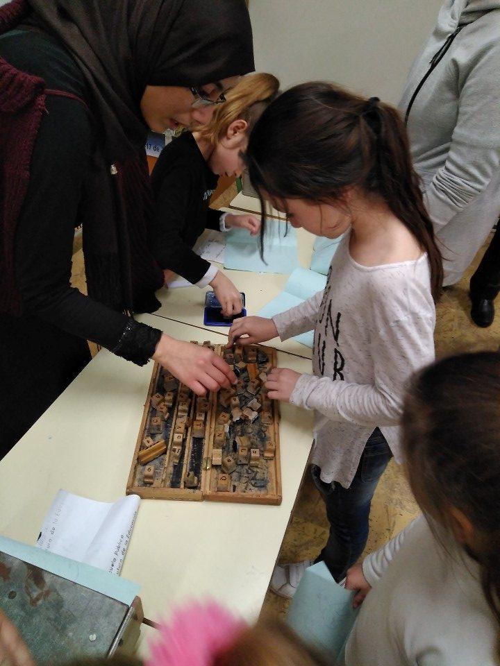 Menores del programa CaixaProinfancia acuden a la exposición "Escuela pública. Futuro de la Educación"