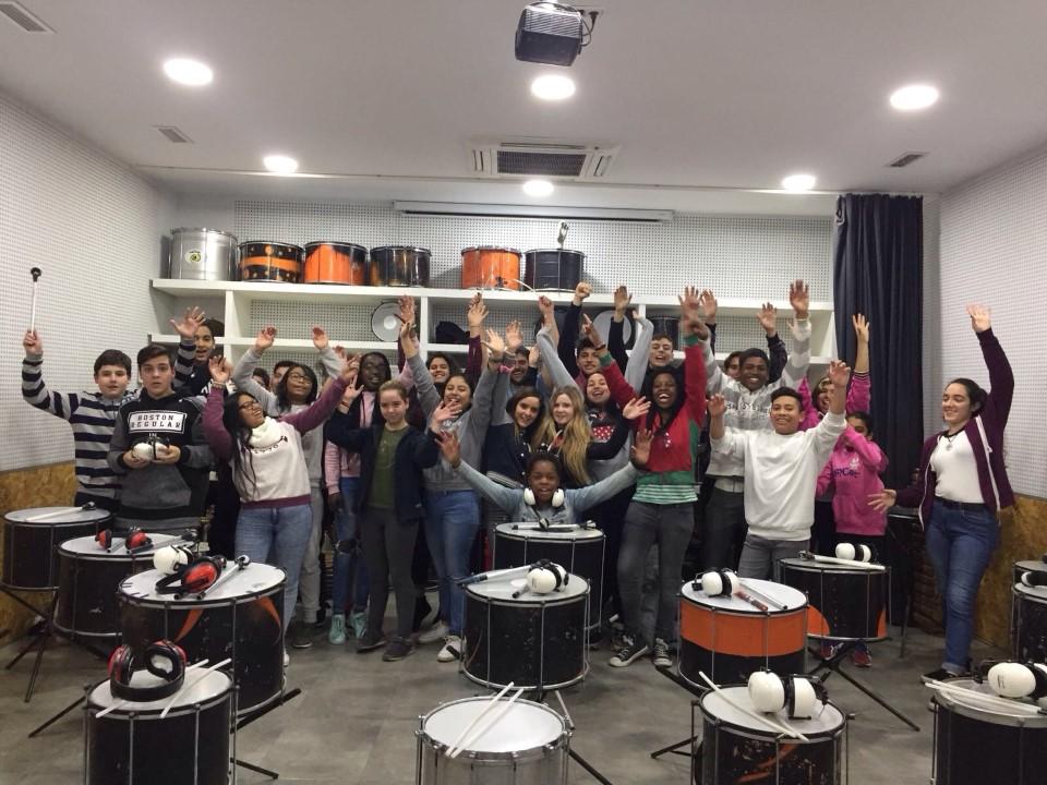 Fiesta de Carnaval y taller de percusión con menores del programa CaixaProinfancia en Valencia