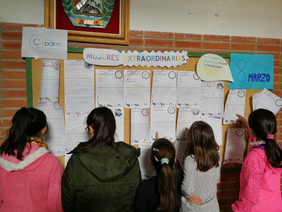 Taller de lectura con menores del programa CaixaProinfancia para conmemorar el 8 de marzo en Murcia