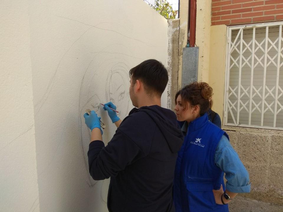 Jóvenes del programa CaixaProinfancia realizan un mural en el IES Beniaján en Murcia