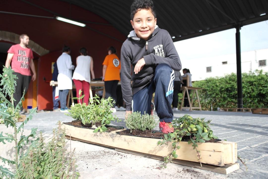 Jóvenes del programa CaixaProinfancia participan en la fabricación de jardineras con palets en Murcia