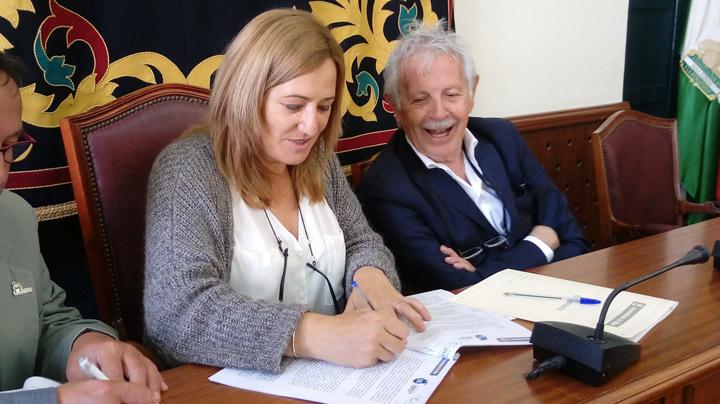 FirmaConvenio Cepaim Nijar Ayuntamiento Gioseppo mayo2018 viviendas4