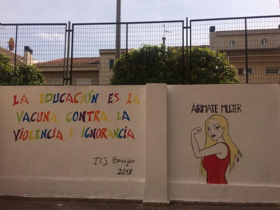Jóvenes del programa CaixaProinfancia realizan un mural en el IES Beniaján en Murcia