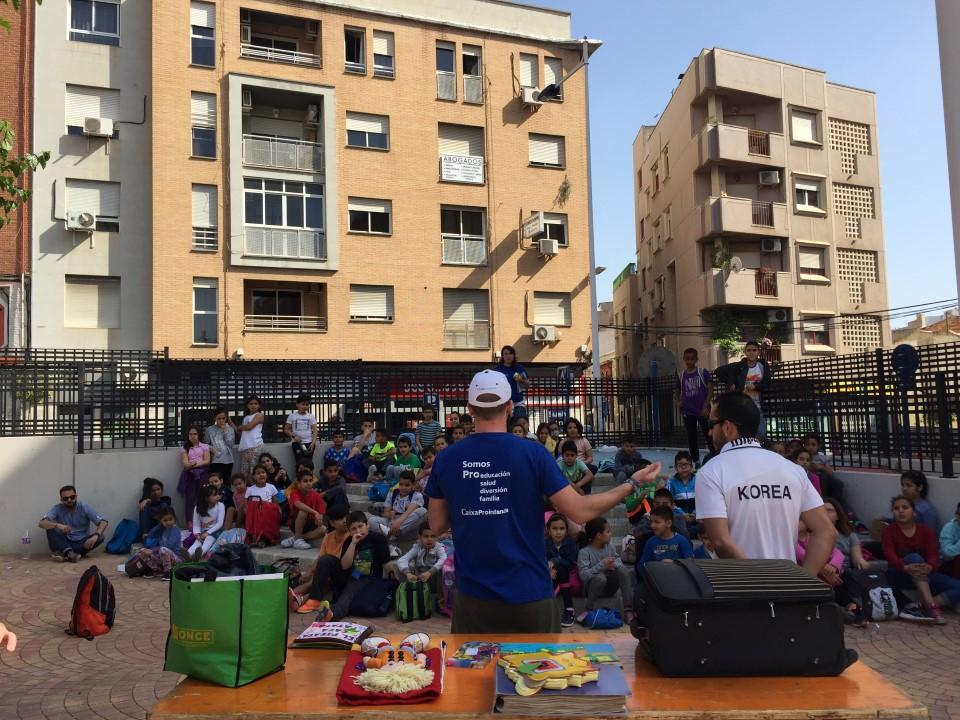Hablando de deporte adaptado con menores del programa CaixaProinfancia en Molina de Segura (Murcia)