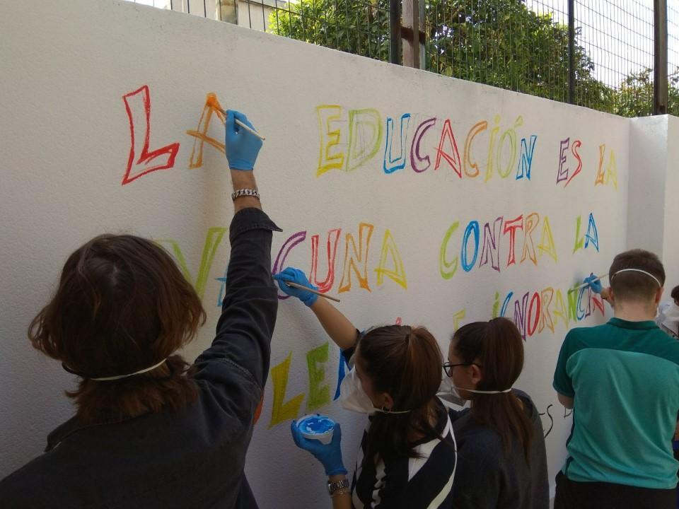 Jóvenes del programa CaixaProinfancia realizan un mural en el IES Beniaján en Murcia