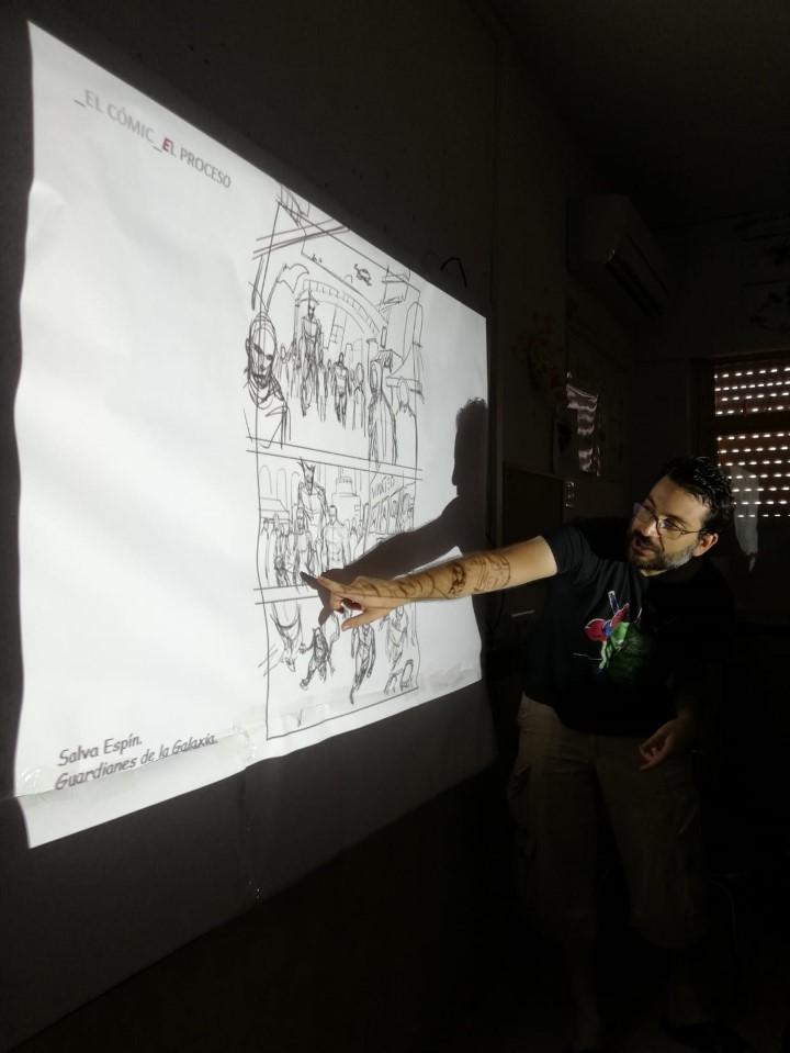 Salva Espín dibujante de Marvel da una charla en la colonia urbana de Alguazas (Murcia)