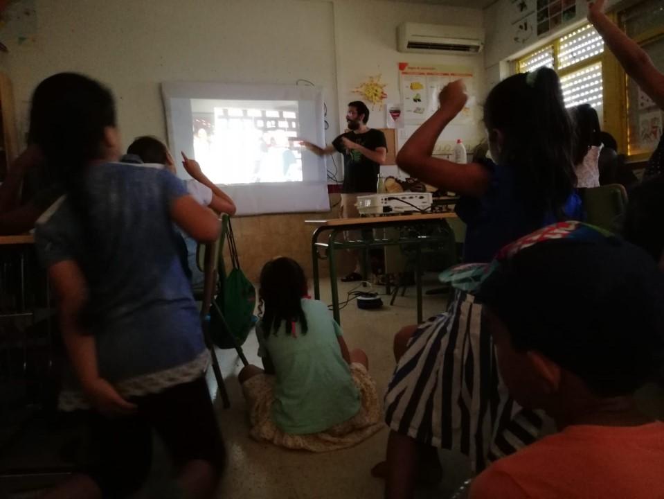 Salva Espín dibujante de Marvel da una charla en la colonia urbana de Alguazas (Murcia)